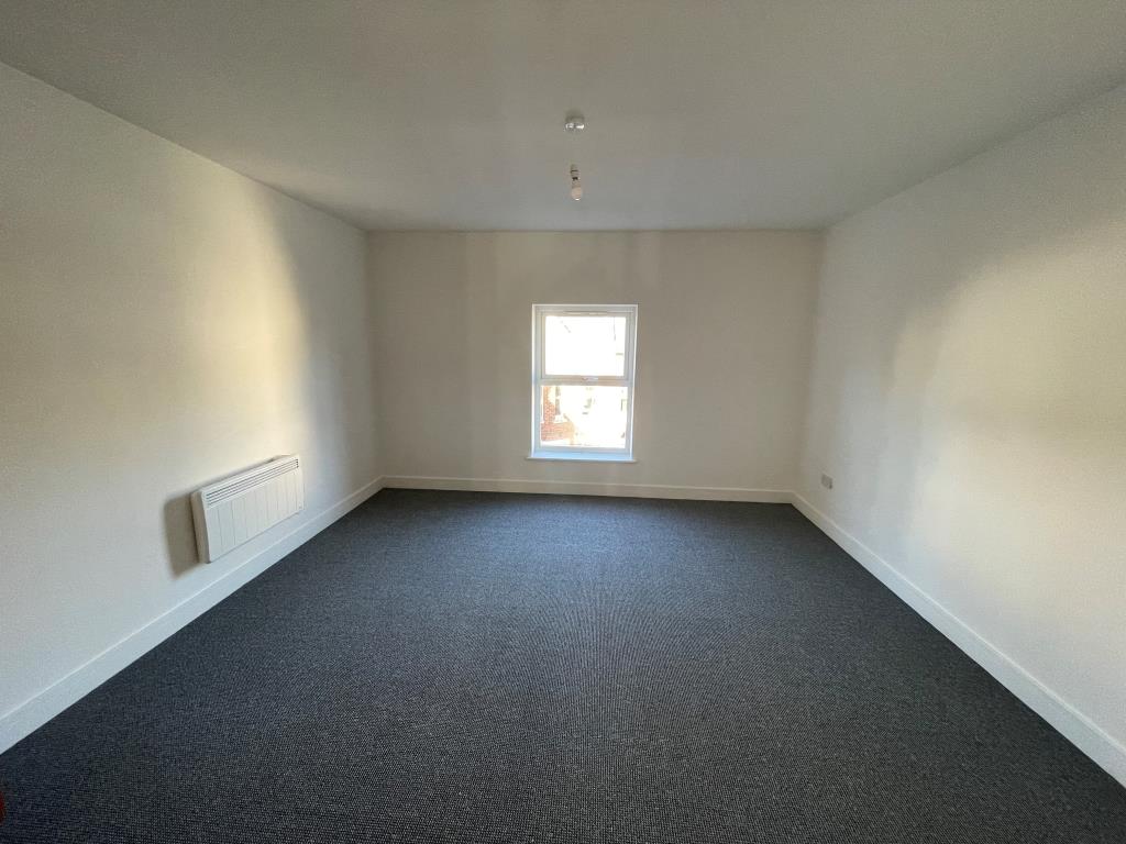 Lot: 125 - RECENTLY EXTENDED PROPERTY ARRANGED AS FIVE WELL PRESENTED FLATS - Bedroom with window